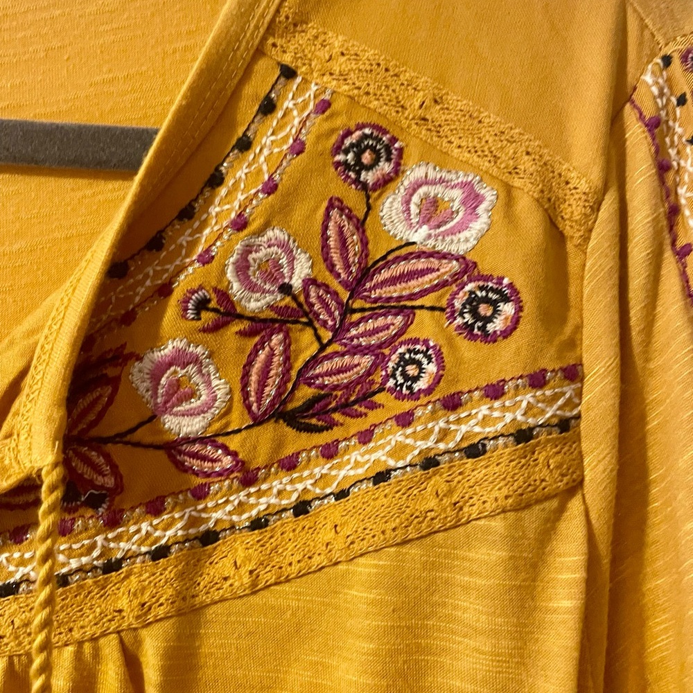 4/$25 Style & Co gold top with embroidery - Picture 3 of 4